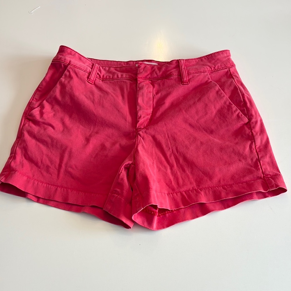 🌺 Lila Ryan Pink Shorts – Size 4
📍Classic Fit | Vibrant Color | Everyday Style
